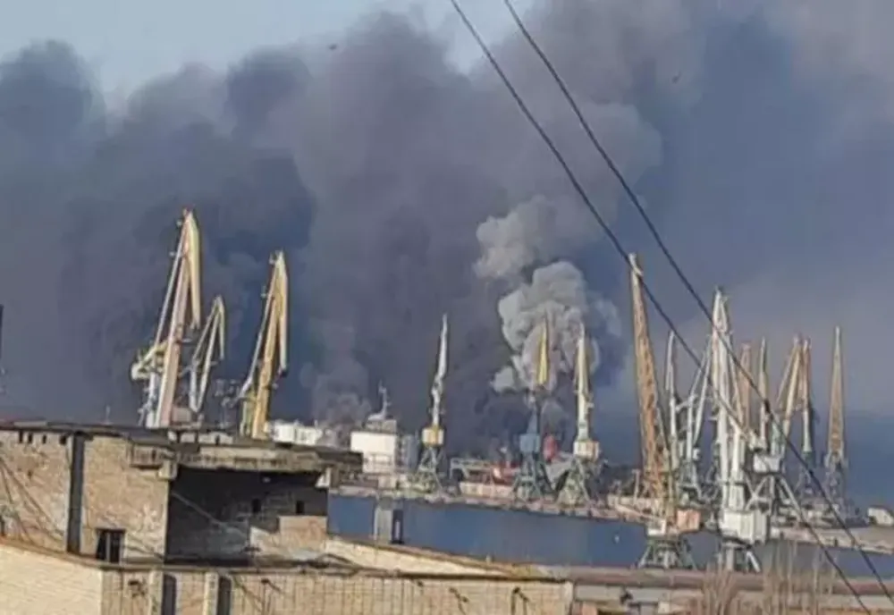 Război în Ucraina. Incendiu puternic în portul Berdiansk - Rușii ar fi aruncat în aer mai multe rezervoare cu combustibil 