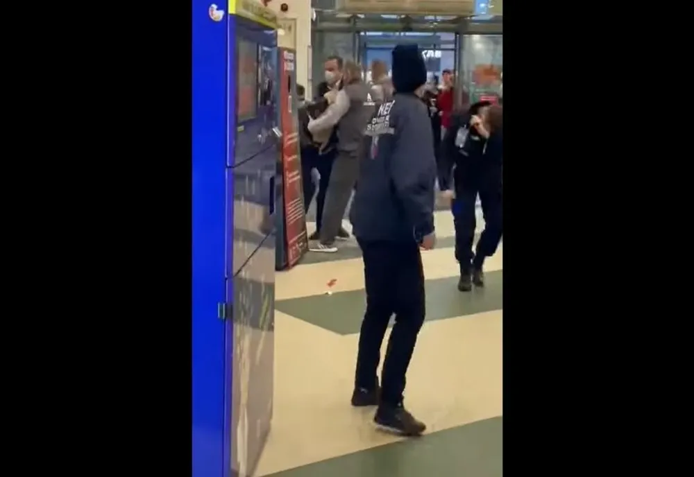 VIDEO Doi tineri din Covasna, cercetați după ce s-au bătut într-un mall din Brașov
