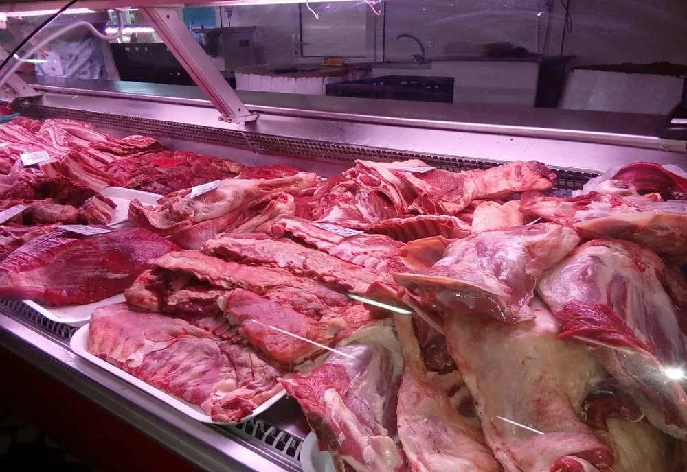 Carnea de miel se vinde cu 40-45 de lei kilogramul în piaţa alimentară din municipiul Sfântu Gheorghe