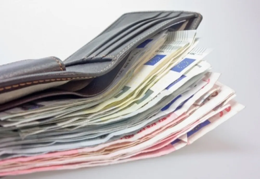 Portofel cu 2.500 de euro predat la Poliție