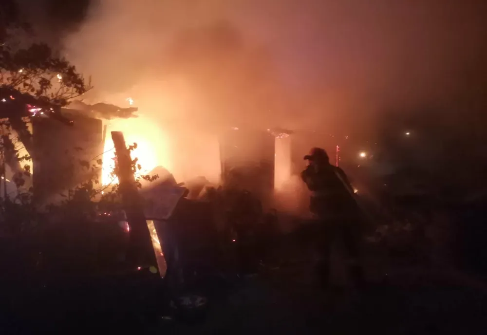 Garaj dinstrus de flăcări, la Bățanii Mari
