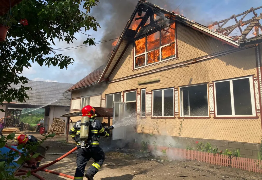 Incendiu violent la o casă din Valea Mare