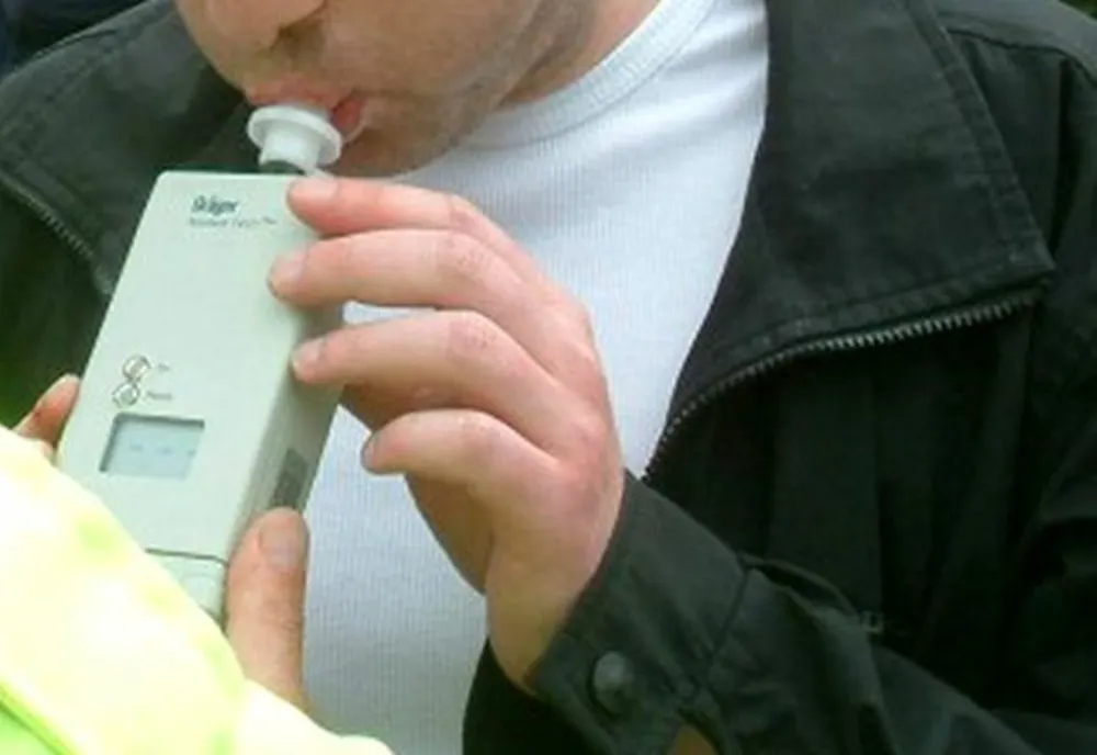 Experimentul care arată alcoolemia dată de medicamente pentru tratarea durerilor de gât - VIDEO