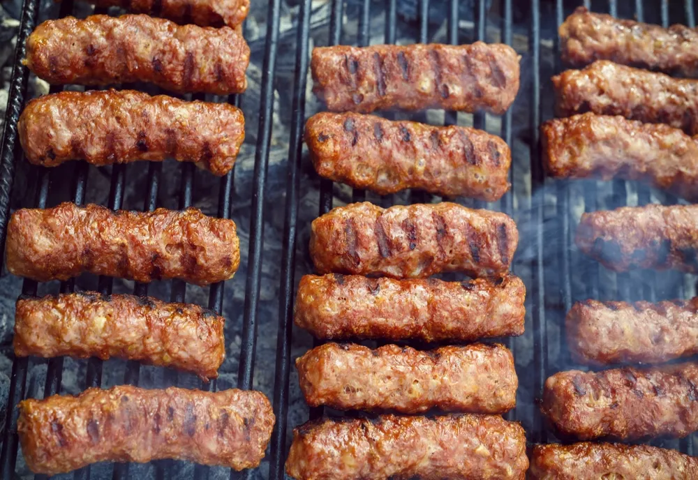 OTRAVA din farfurie - pericolul din carnea de mici. Ce pui, de fapt, pe grătar? Te poți îmbolnăvi grav