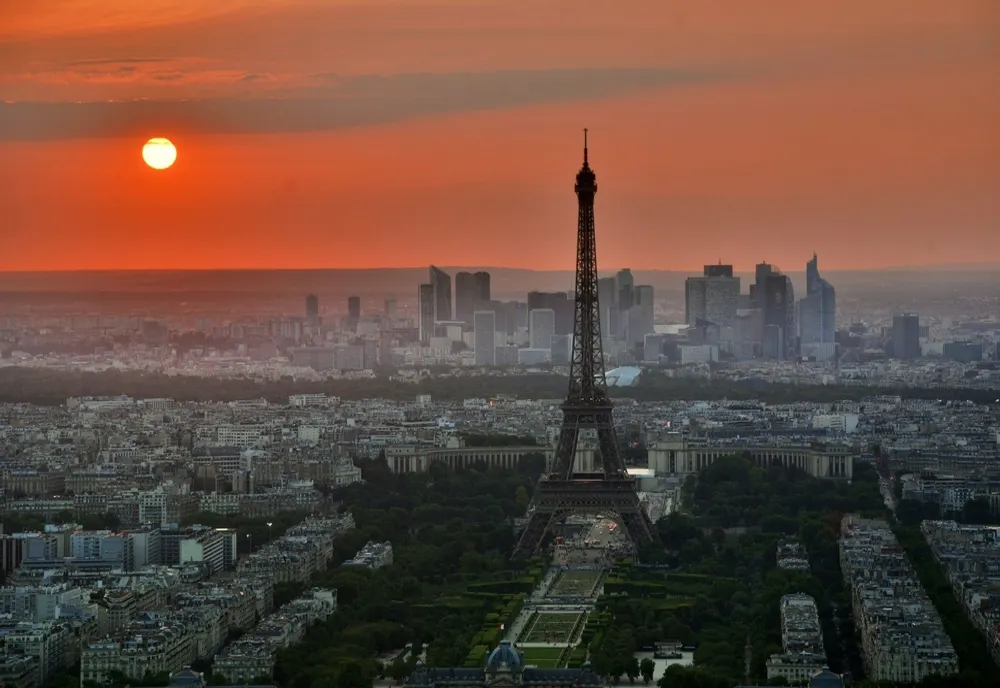 MILITAR RĂNIT LA PARIS