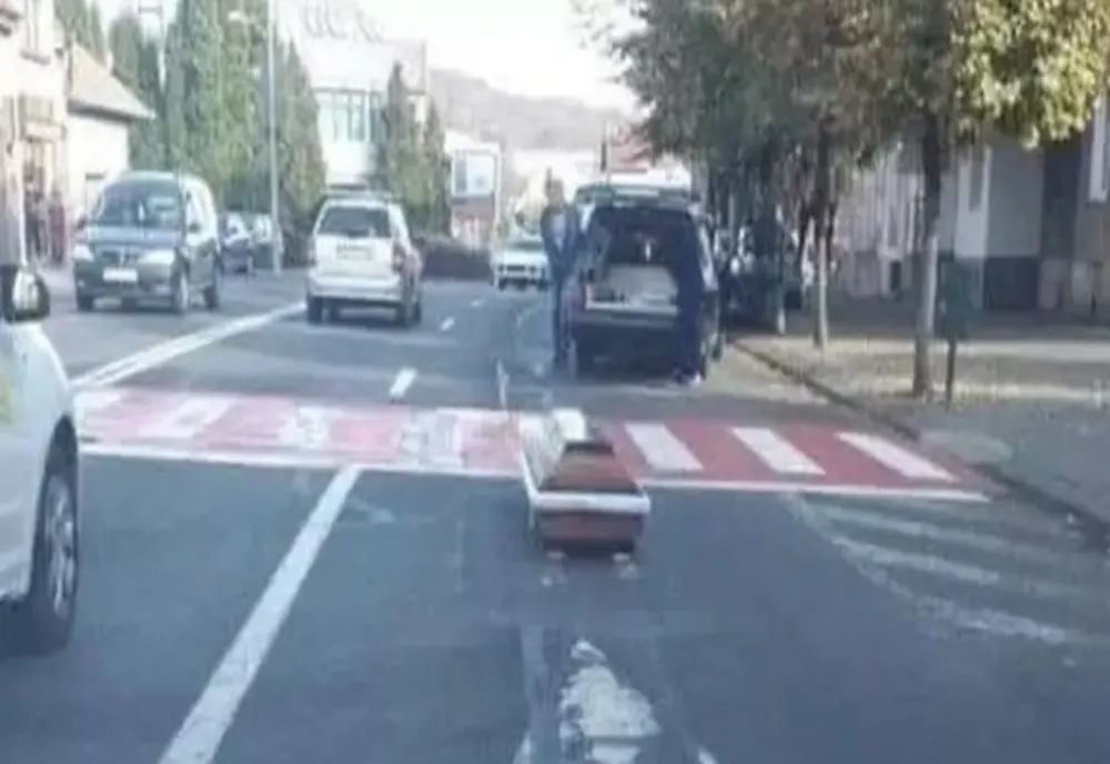 INCIDENT BIZAR ÎN ARAD: UN SICRIU A CĂZUT DINTR-O MAȘINĂ MORTUARĂ, CHIAR PE O TRECERE DE PIETONI
