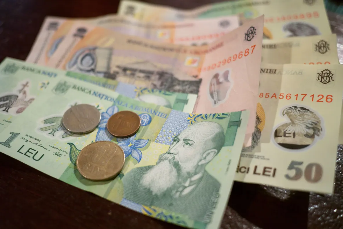 Românii cheltuie peste 85% din tot ce câștigă. Taxele și impozitele apasă greu pe bugetele familiilor de la oraș