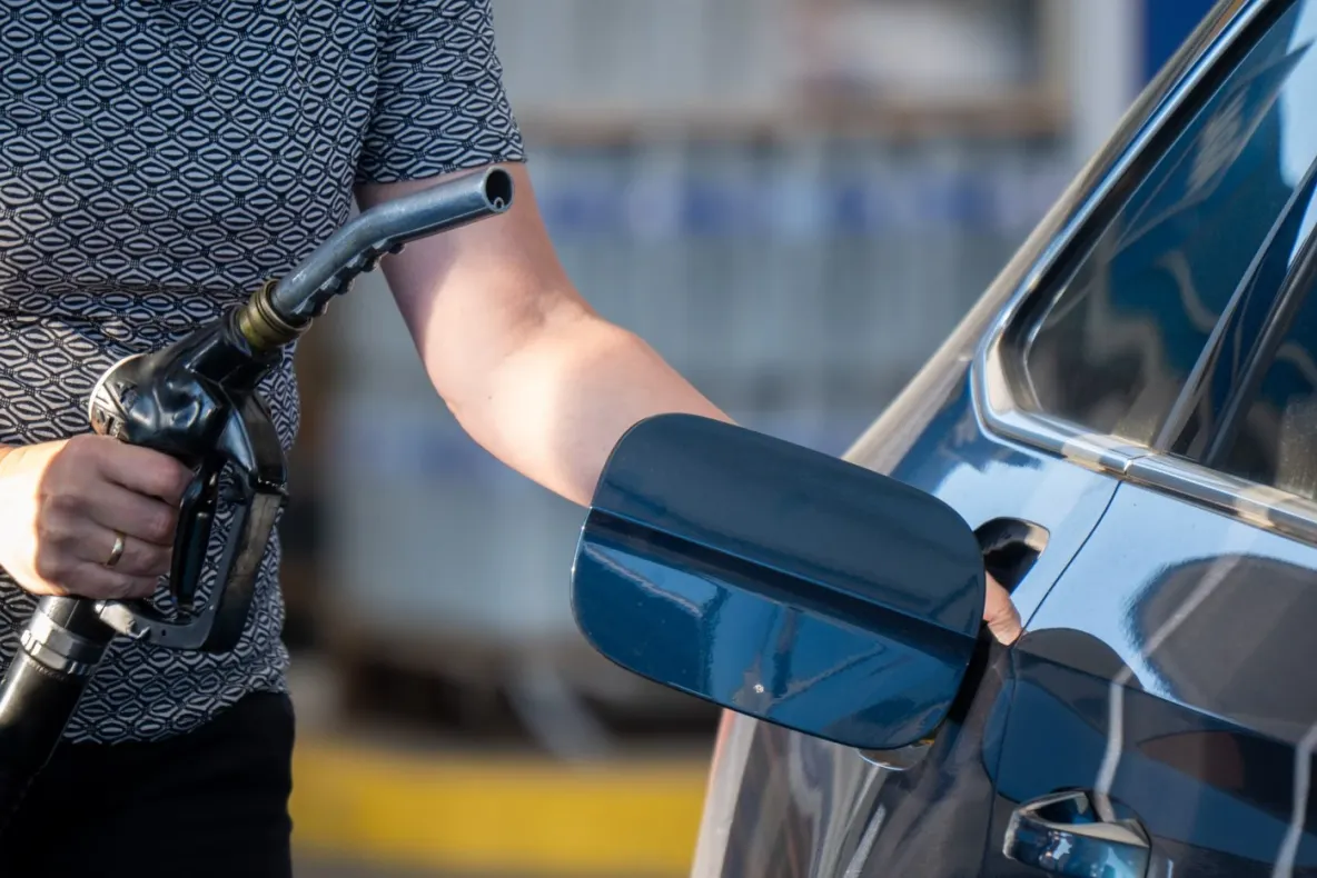 Prețul carburanților ar putea crește de la 1 iulie. Benzina și motorina riscă să se apropie de 10 lei pe litru