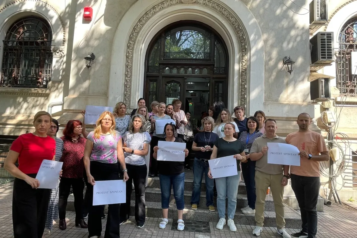 Revoltă la Trezoreria București. Angajații au declanșat un protest spontan după ce au văzut noile sporuri din Legea salarizării