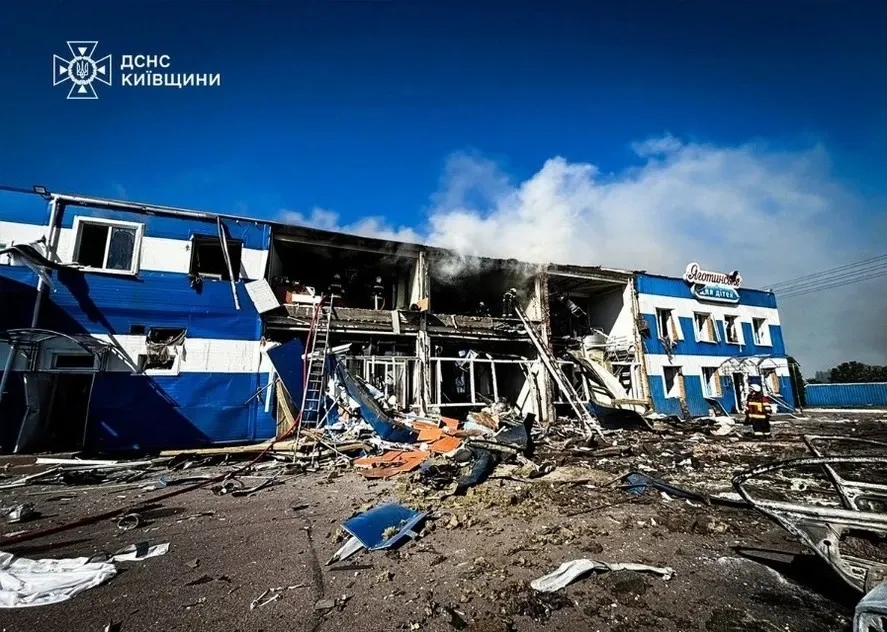 Atac cu drone în apropiere de Kiev: patru persoane au murit după bombardarea unei fabrici care produce lapte praf pentru bebeluși