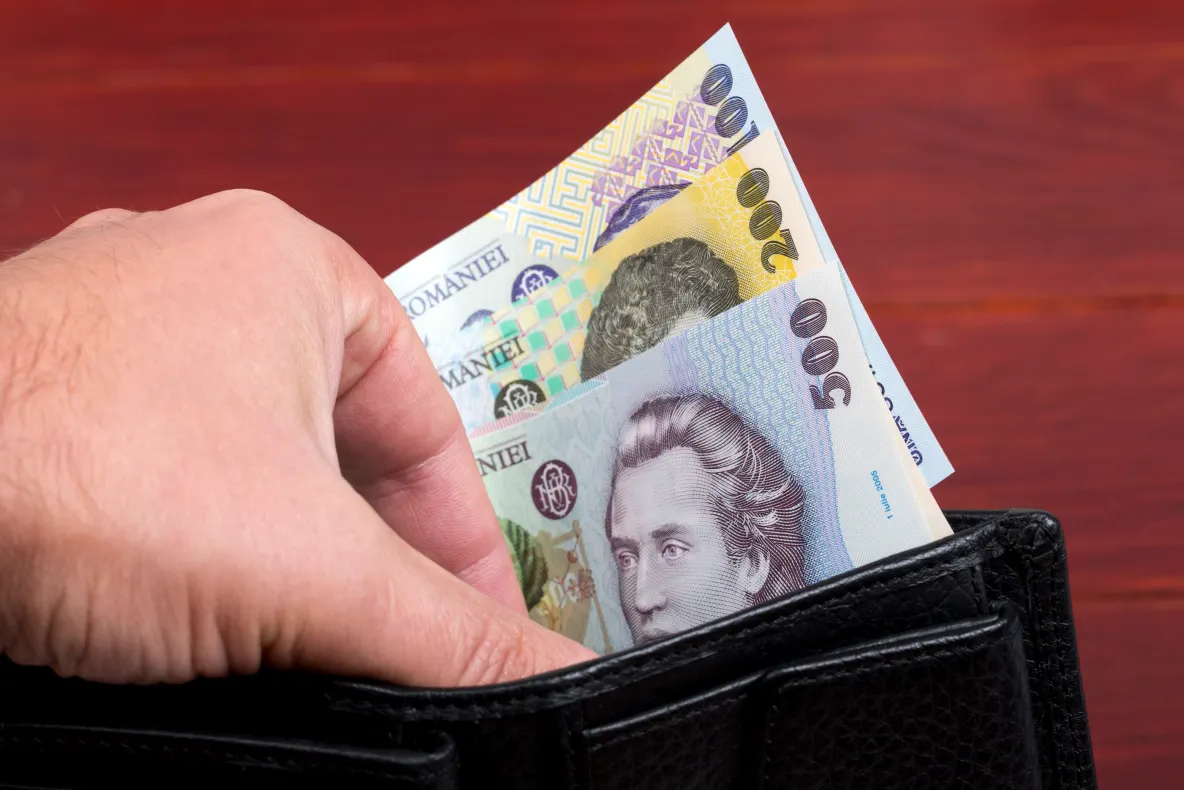 Consum în scădere pentru a treia lună la rând 