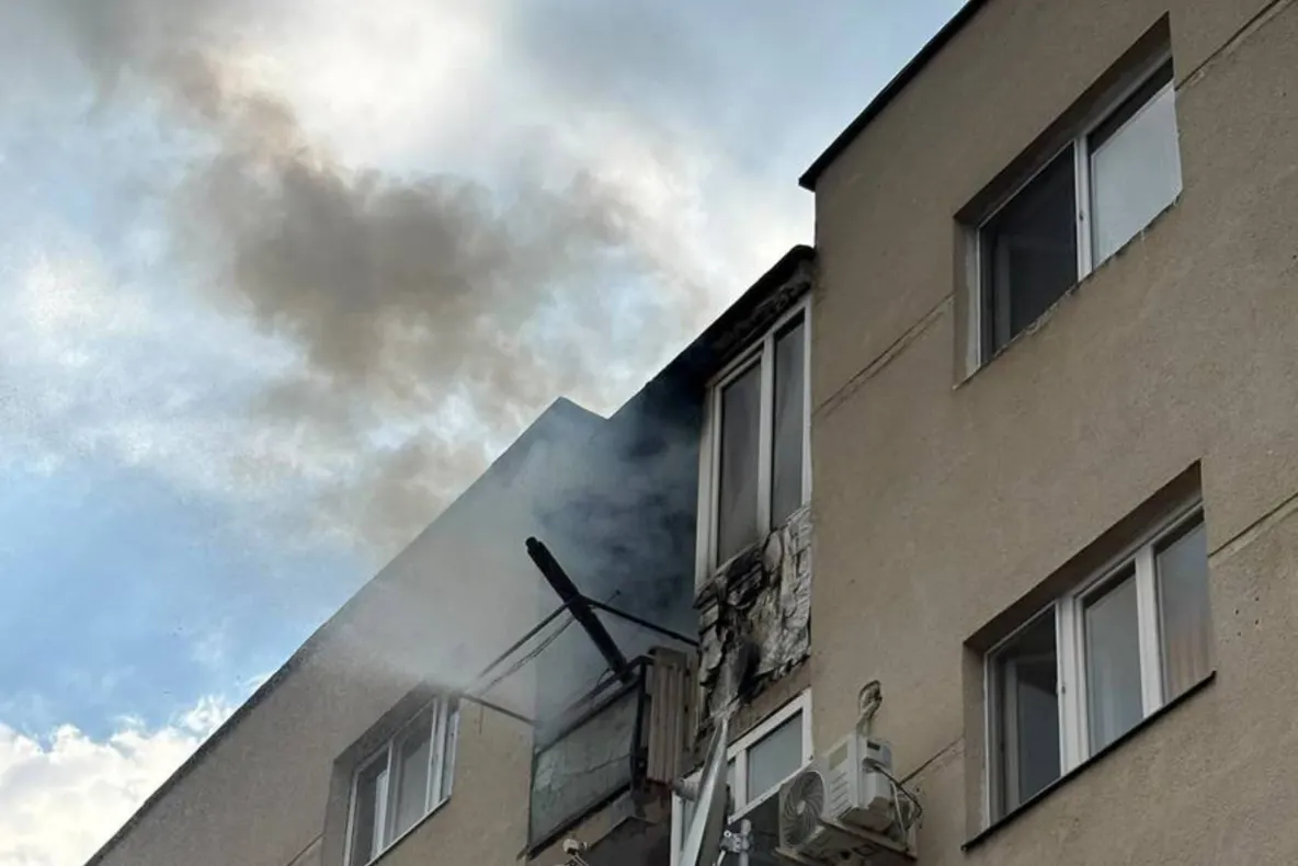 Incendiu puternic într-un bloc din Sfântu Gheorghe. Două apartamente au fost afectate, iar 15 persoane se aflau în interior