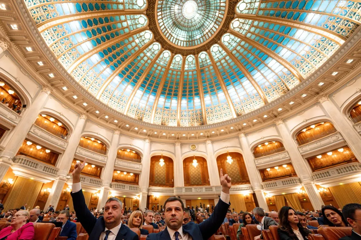 Undă verde pentru consilierii locali: Își pot păstra joburile la stat! Scandal pe modificarea legii