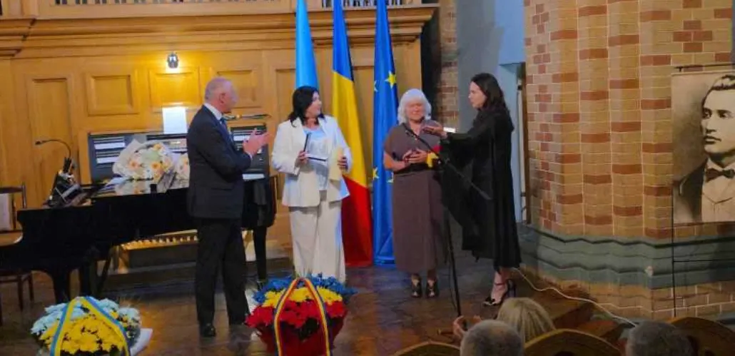 Doi lideri ai comunității românești din Cernăuți, decorați de președintele Nicușor Dan