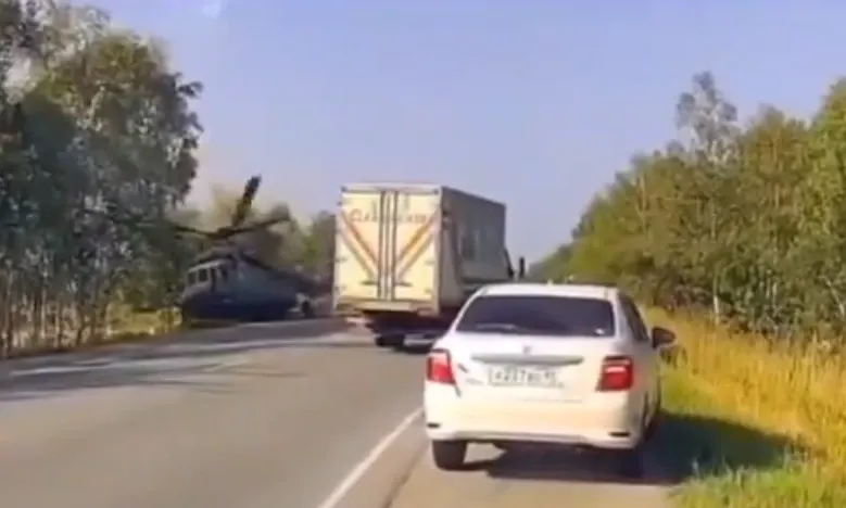 Momentul în care un elicopter rusesc plin cu propagandiști se prăbușește pe un drum aglomerat. Șoferii au scăpat ca prin urechile acului VIDEO