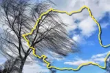 Schimbare bruscă de vreme în România: cod galben de vânt, răcire și rafale de 90 km/h. Când revin temperaturile de 35 de grade