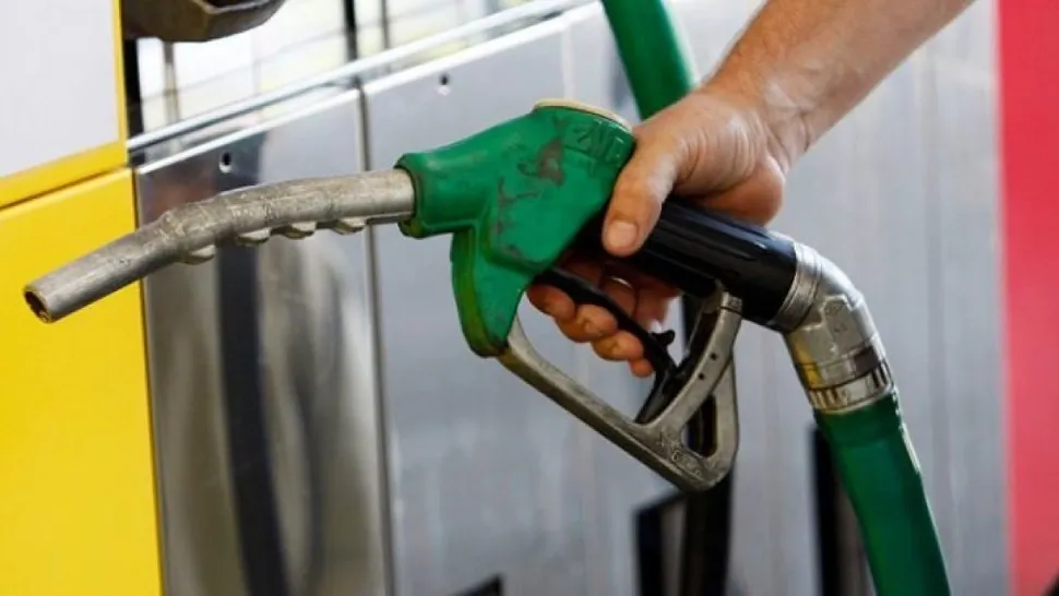 Guvernul caută soluții pentru stoparea scumpirii carburanților. Redeschiderea rafinăriei Petrotel, printre scenarii