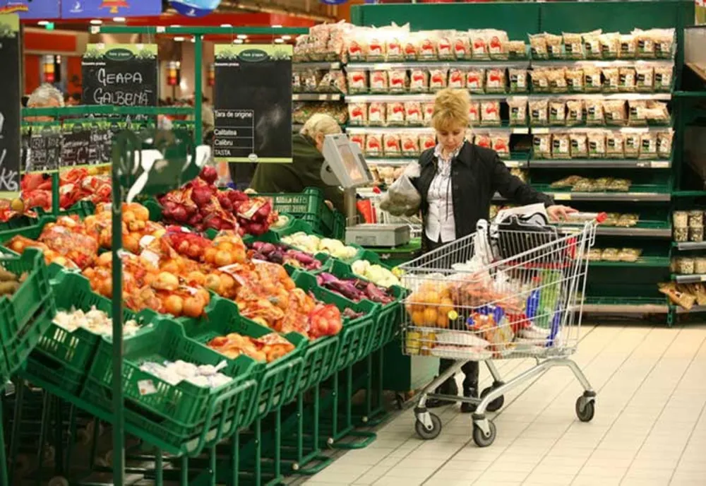 Coșul lunar pentru un trai decent a crescut cu 200 de lei în acest an
