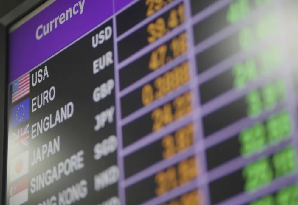 Leul atinge un nou minim istoric în raport cu euro. Moneda naţională se depreciază şi în raport cu dolarul american 