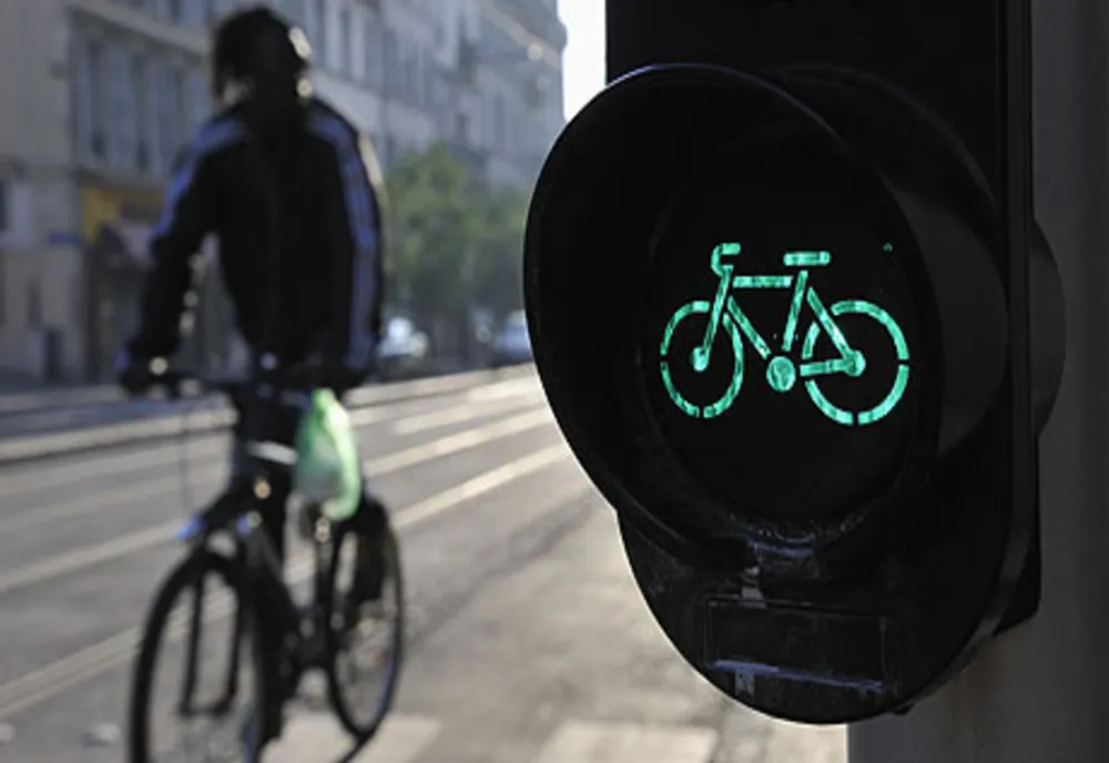 Accidentată pe trecere de un biciclist băut