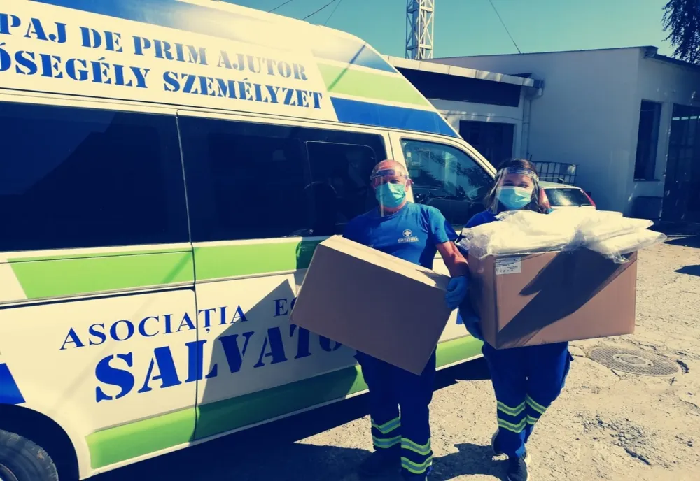 Aproximativ 60 de combinezoane donate de Asociația Salvatore Serviciului Județean de Ambulanță