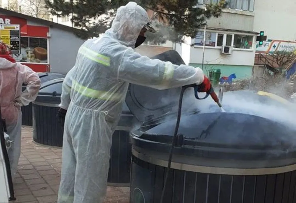 Primăria Sfântu Gheorghe a achiziţionat dozatoare şi dezinfectanţi pentru blocuri