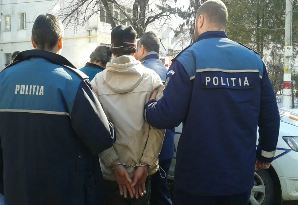 Doi bărbați acuzați de distrugere și lovire au fost reținuți pentru 24 de ore