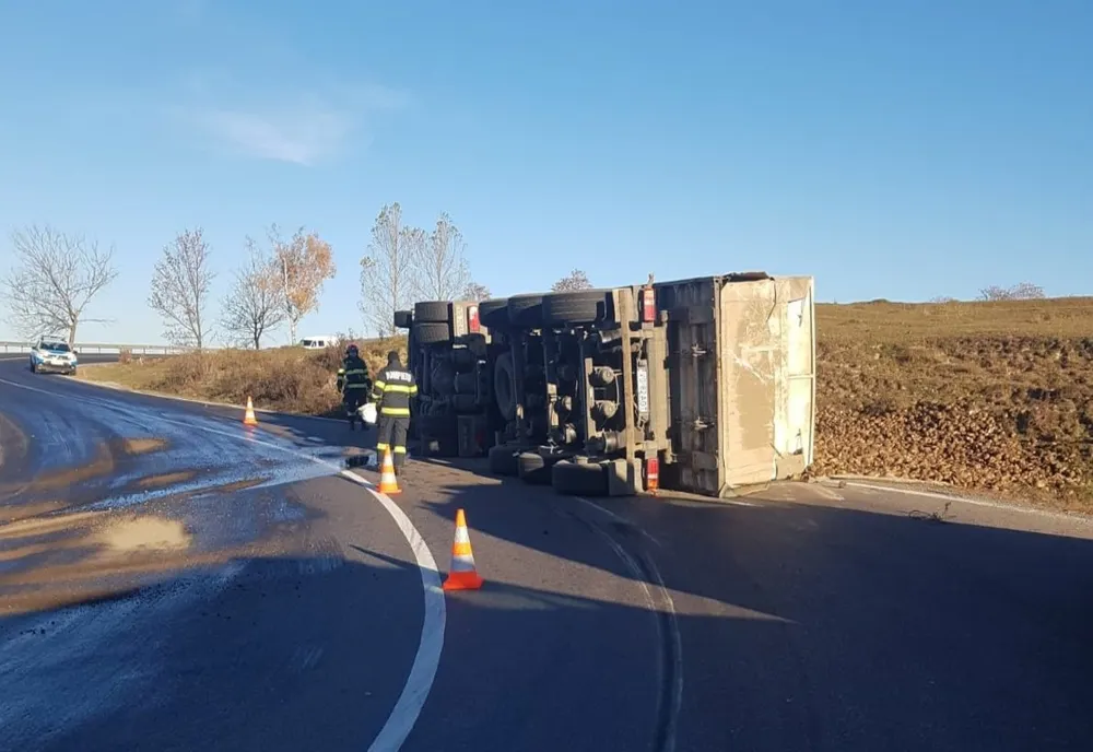Camion cu sfeclă răsturnat pe DN11