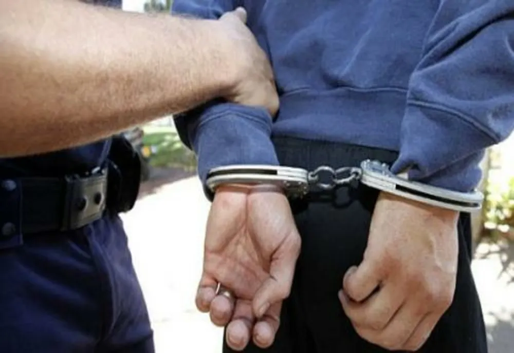 Bărbat reținut 24 de ore după ce a lovit cu piatra un polițist!