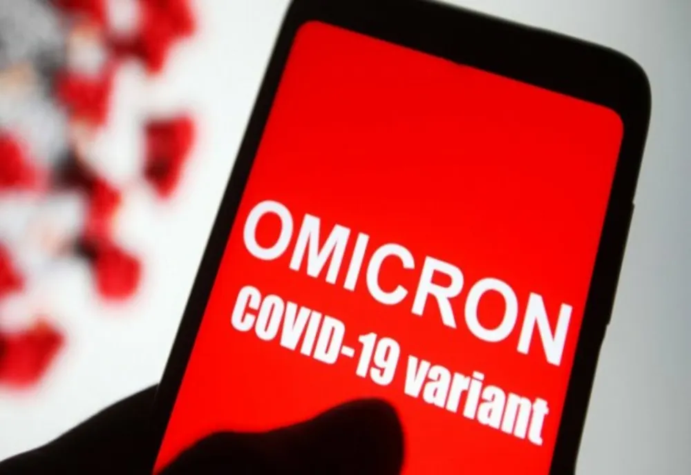 Varianta Omicron ar putea anunța sfârșitul pandemiei de COVID. Avertismentul medicilor