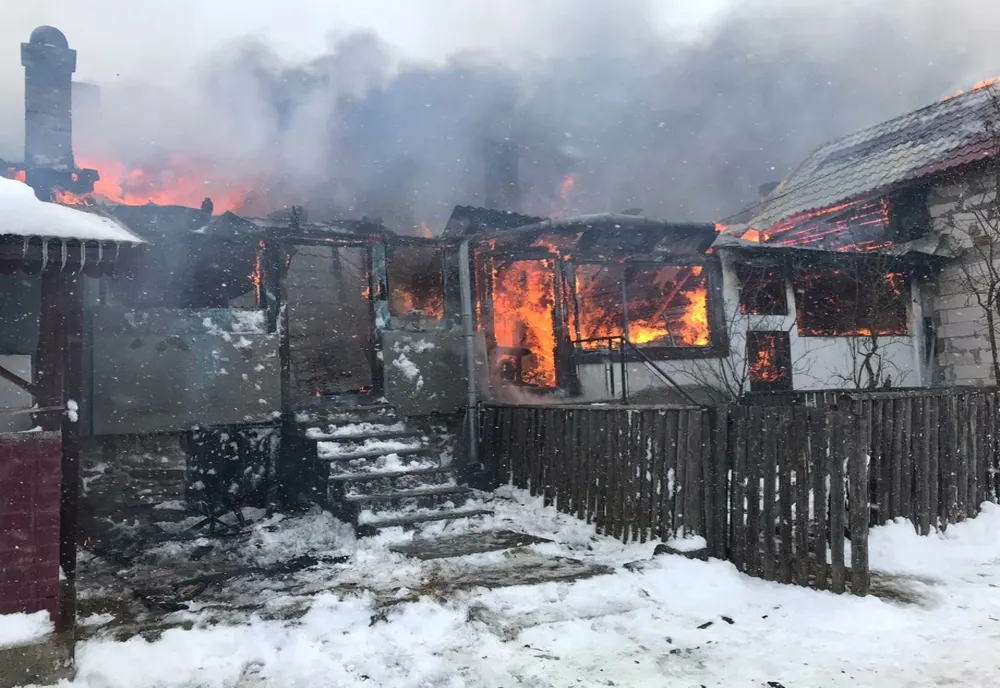 Consilierii județeni, alături de familiile din Comandău, rămase fără case în urma unui puternic incendiu