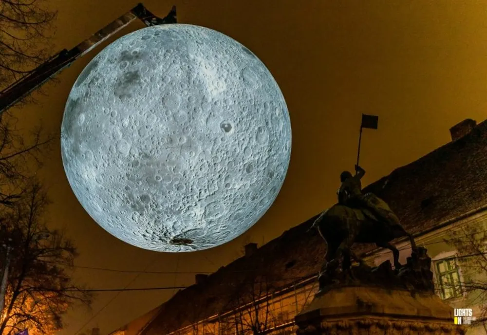 Primăria Sfântu Gheorghe aduce Luna în Parcul Central