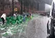 FOTO. Zeci de lăzi cu bere împrăștiate pe șosea, la ieșirea din Tușnad Băi