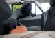 Bărbat de 45 de ani, cercetat pentru furt calificat după ce a spart o mașină