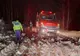 Şofer blocat pe un drum forestier, ajutat de pompieri