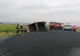 A murit după ce s-a răsturnat cu autocamionul